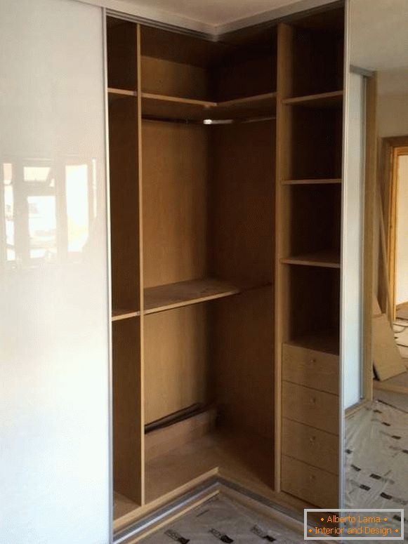 Enchimento conveniente de um armário de canto de um compartimento em um quarto em uma foto