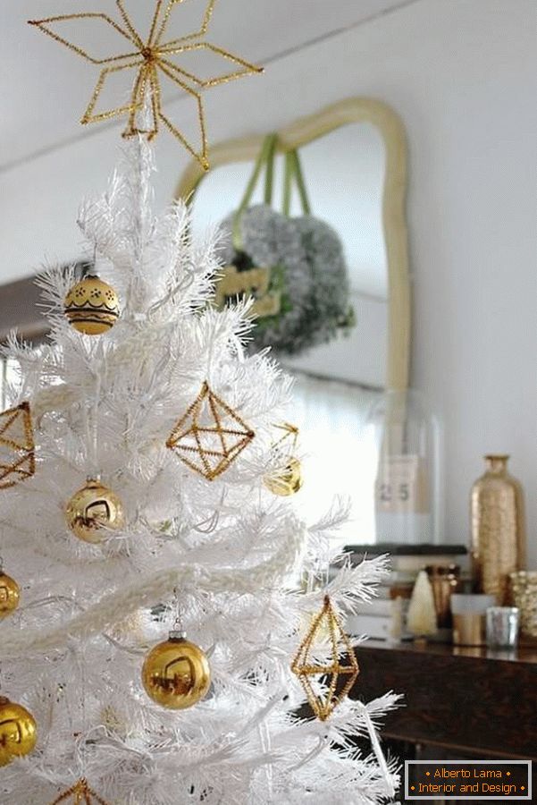 Árvore de Natal com brinquedos de ouro