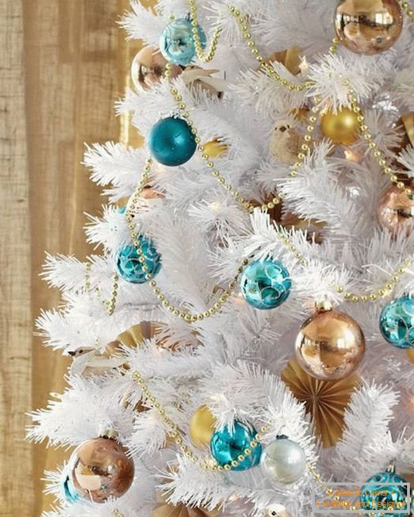 Árvore de Natal com brinquedos de ouro e azuis