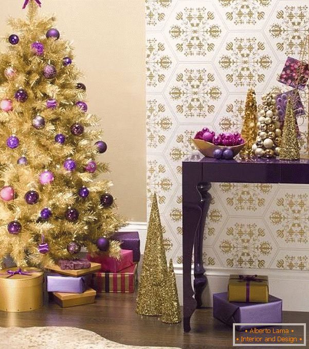Decorações de Natal em tons de ouro e violeta