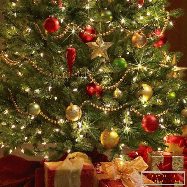 Bolas vermelhas e douradas em uma árvore de Natal verde