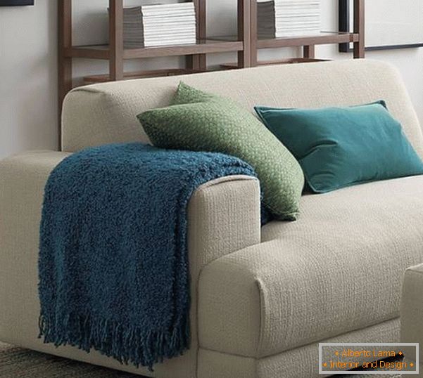 Decoração do sofá com almofadas brilhantes