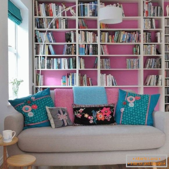 O design da sala de estar com prateleiras altas
