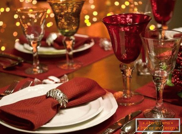 Decoração da mesa de ano novo de 2017 - copos, prato e layout geral