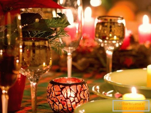Lindos óculos e velas na decoração da mesa de ano novo
