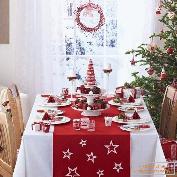 Decoração da mesa de ano novo com as próprias mãos nas cores vermelha e branca