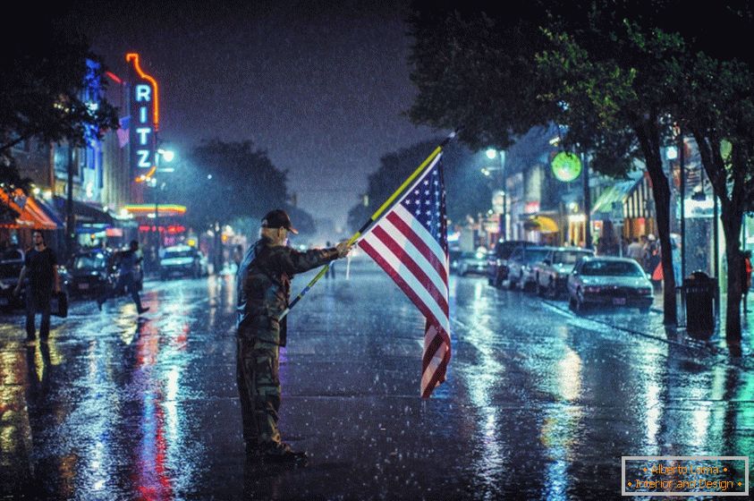 Patriota americana com bandeira ao ar livre na chuva