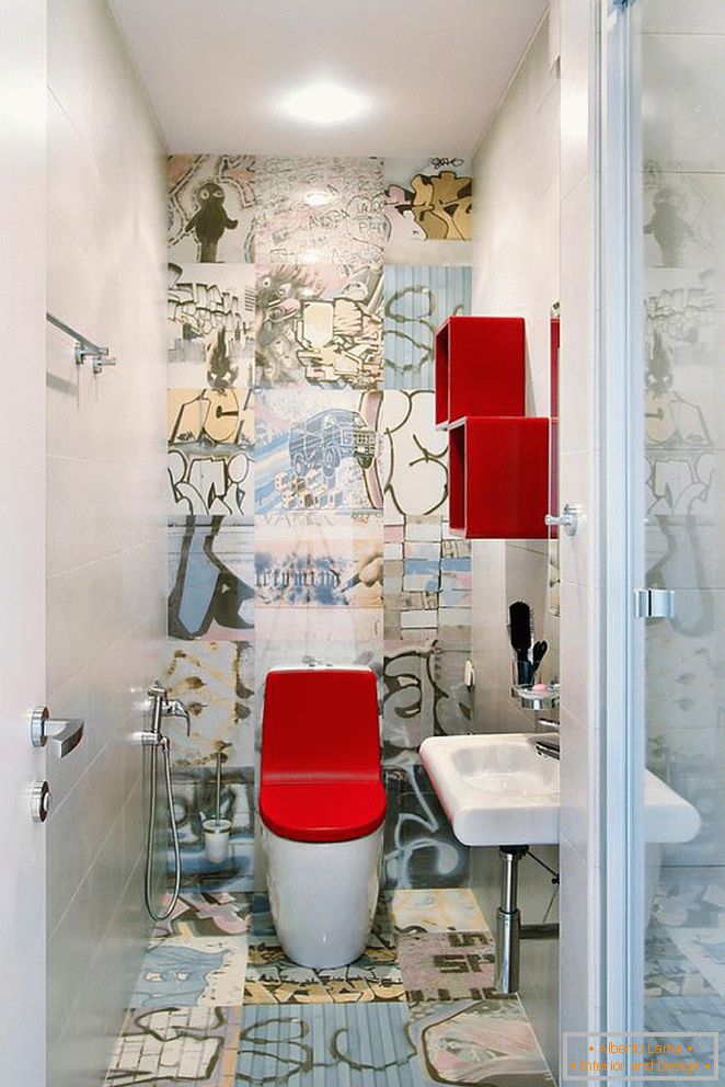 WC com uma tampa vermelha brilhante em um banheiro extravagantemente decorado