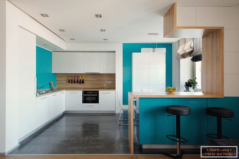 Cozinha branca com azulejos turquesa e decoração de parede de madeira