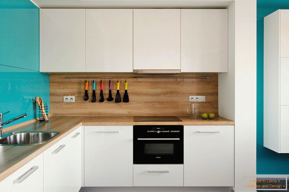 Разноцветные кухонные аксессуары в cozinha elegante