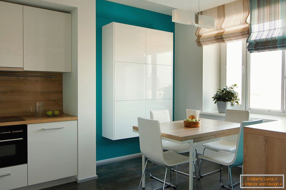Design original da cozinha e sala de jantar em cores branco-turquesa com elementos de madeira