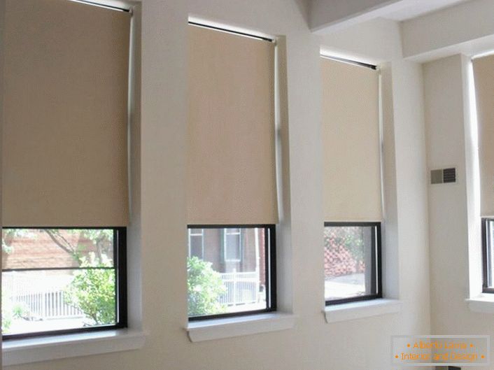 Opção cortinas de rolo de tecido de três camadas blekaut luz tons bege criar uma atmosfera acolhedora na sala e proteger da luz das luzes da noite.