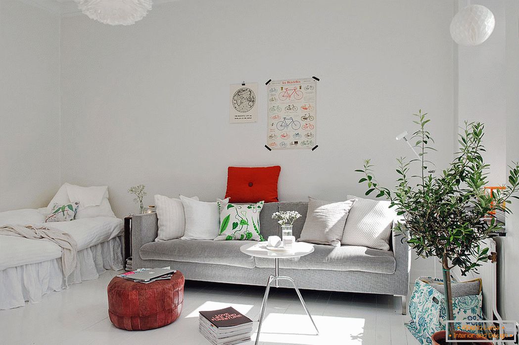 Interior de um pequeno apartamento na cor branca