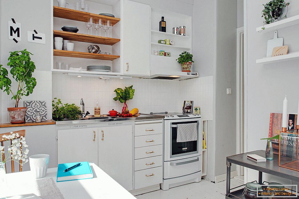 Interior de uma pequena cozinha na cor branca