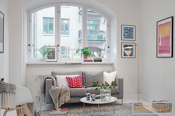 Sala de estar de um pequeno apartamento em estilo escandinavo
