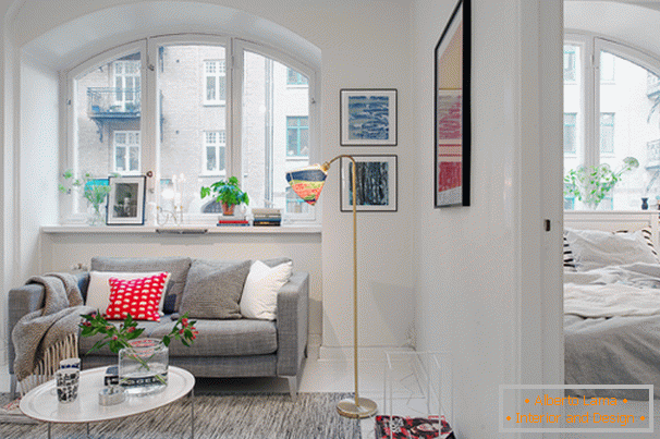 Sala de estar e quarto de um pequeno apartamento em estilo escandinavo