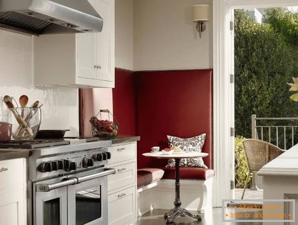 Área de jantar na cozinha - design em tons de vermelho e branco