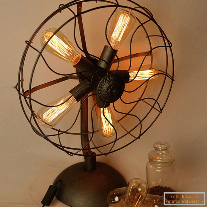 Um candeeiro de mesa na forma de um velho ventilador