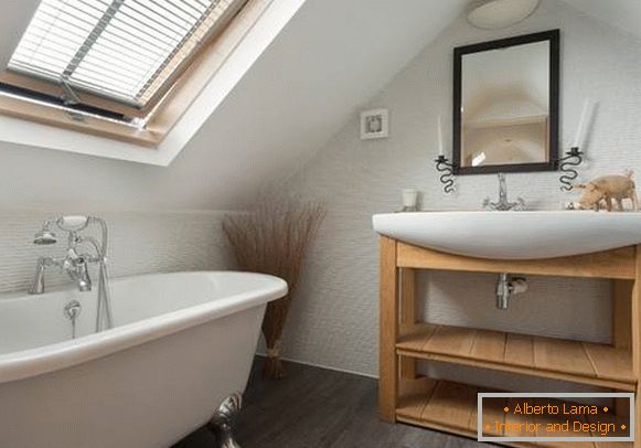 Bela pequena casa de banho em estilo loft