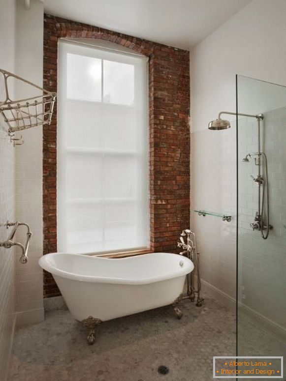 Banheiro estilo loft - pequena área com banheira e chuveiro