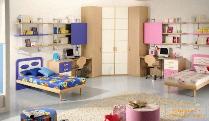 O quarto das crianças está decorado em tons de azul e rosa. Design de quarto ideal para uma menina e um menino.