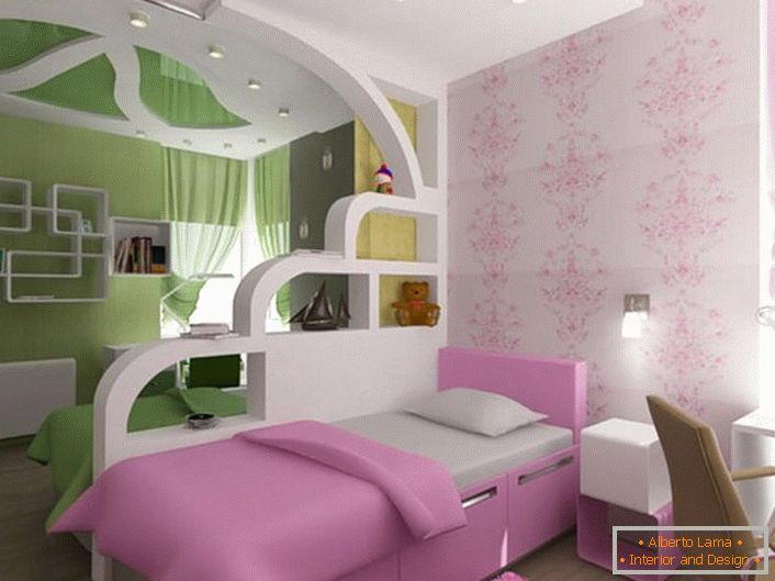 O quarto das crianças para o irmão e irmã é dividido em duas zonas usando uma parede decorativa feita de gesso cartonado. 