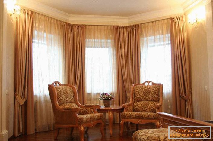 Projetar cortinas para uma espaçosa sala de estar com uma janela de sacada em estilo clássico.