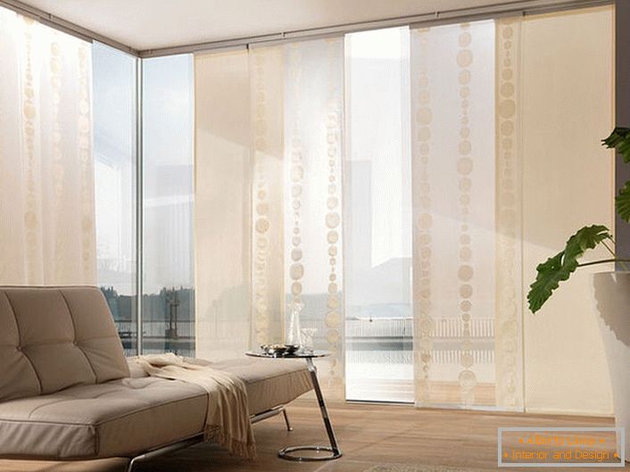 As cortinas japonesas, bem como o modo de vida dos samurais, pressupõem uma simplicidade verificada, o minimalismo e o laconismo no interior da sala de estar.