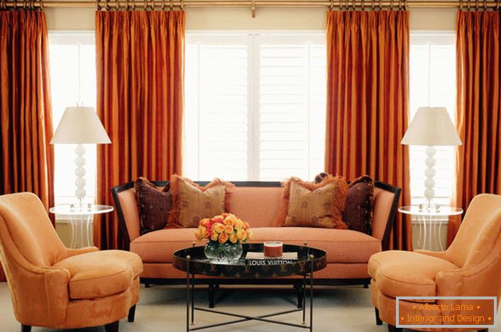 Um exemplo de uma combinação ideal de cortinas romanas translúcidas e pesadas cortinas de tapeçaria sob a cor do interior da sala de estar e mobiliário.