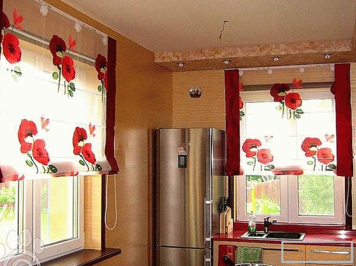 Uma cozinha alegre com cortinas translúcidas com flores vermelhas brilhantes.