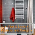 A combinação de azulejos vermelhos e cinza no banheiro