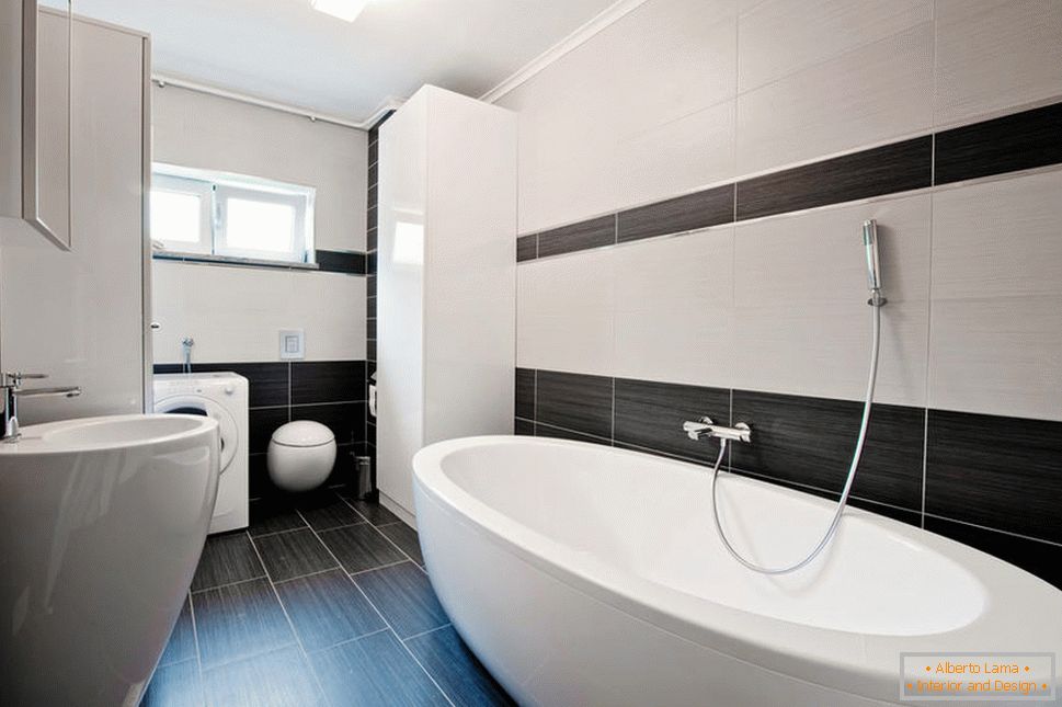Interior de casa de banho com azulejos horizontais