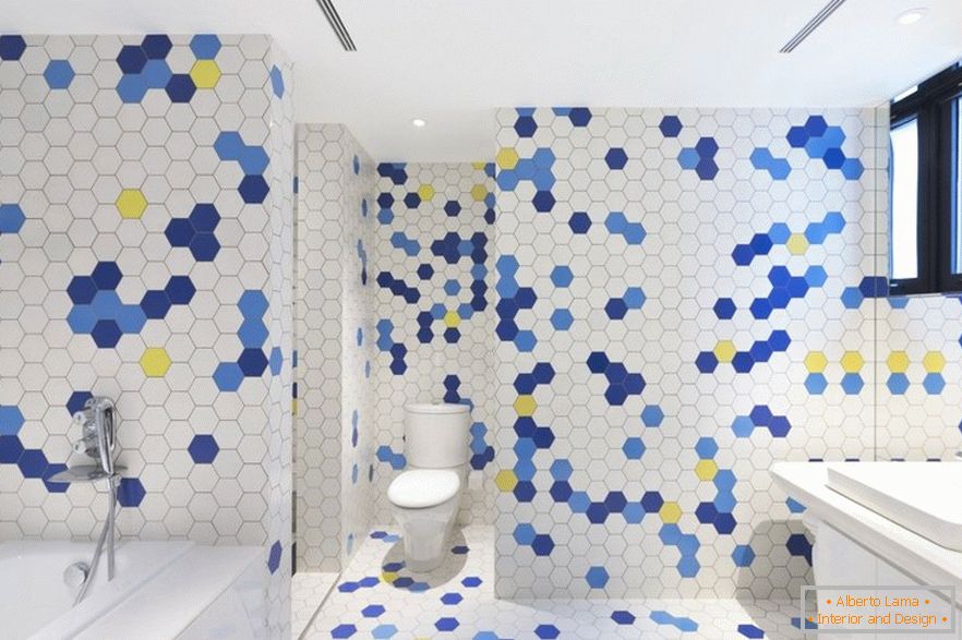 Azulejo em forma de favos de mel no banheiro