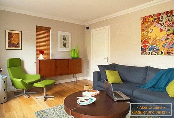 Sala de estar em estilo retro com decoração luminosa
