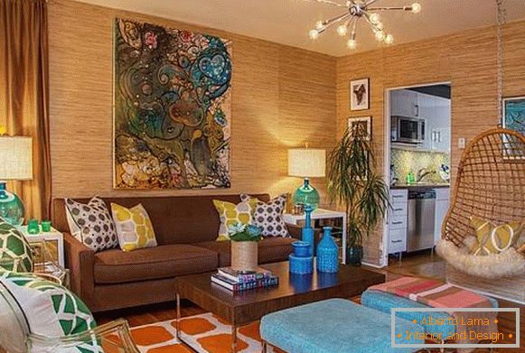 Sala de estar em cores neutras e elementos retro