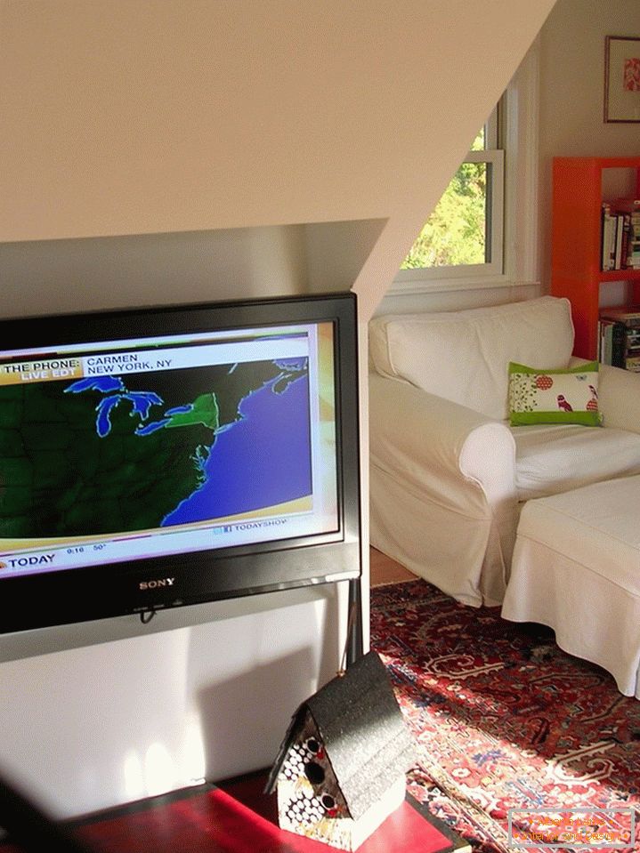 TV na cabine de hóspedes de uma pequena mansão nos EUA
