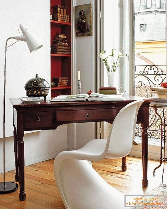 Combinação elegante de mobiliário clássico e moderno