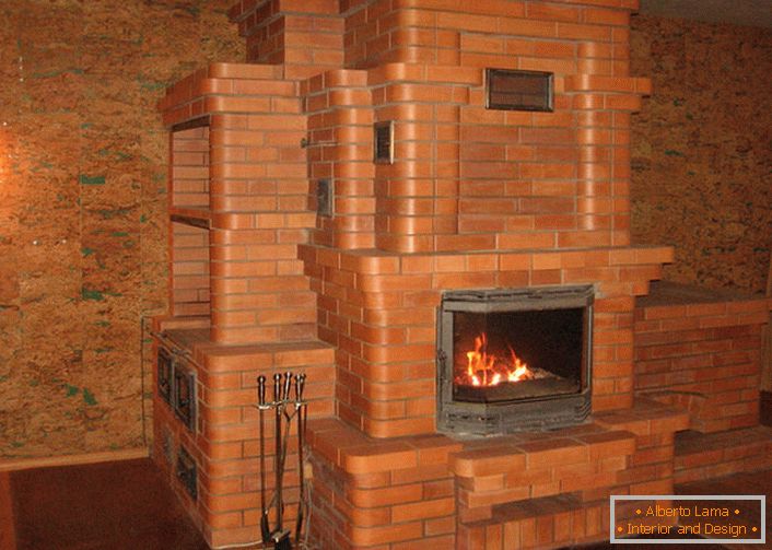 Uma lareira com forno de ferro fundido e um enorme portal feito de tijolos aquecerão a casa por muito tempo.