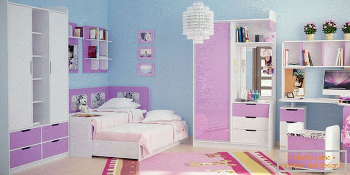 Rosa pálido em combinação com branco é adequado para decorar móveis modulares para uma jovem senhora. Terminar as paredes de cor azul foca favoravelmente no conjunto de móveis.