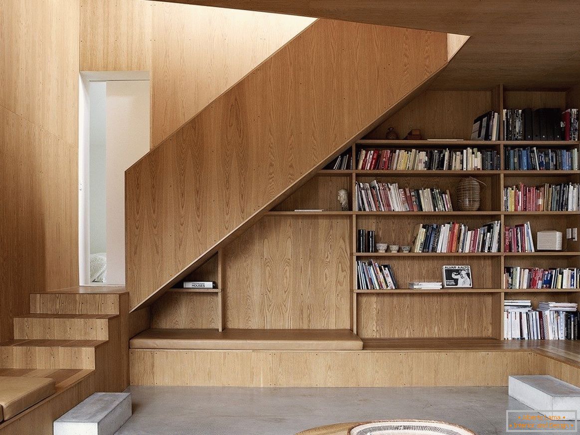 Estantes de livros sob as escadas