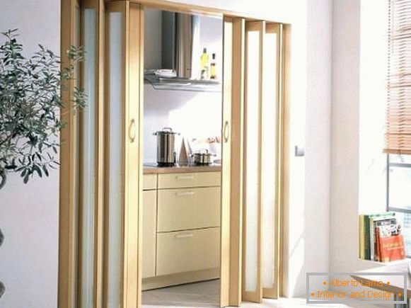 Acordeão de portas de cozinha de madeira com vidro