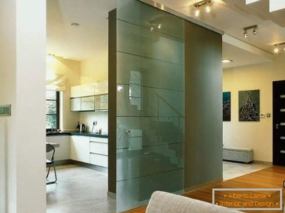 Porta de vidro para a cozinha em um interior moderno