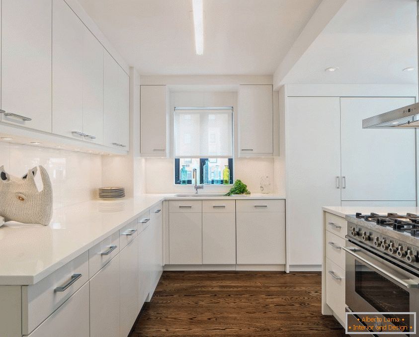 Cozinha moderna em tons de branco com um piso escuro e um teto perfeitamente branco