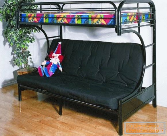 Cama loft preto com sofá no interior