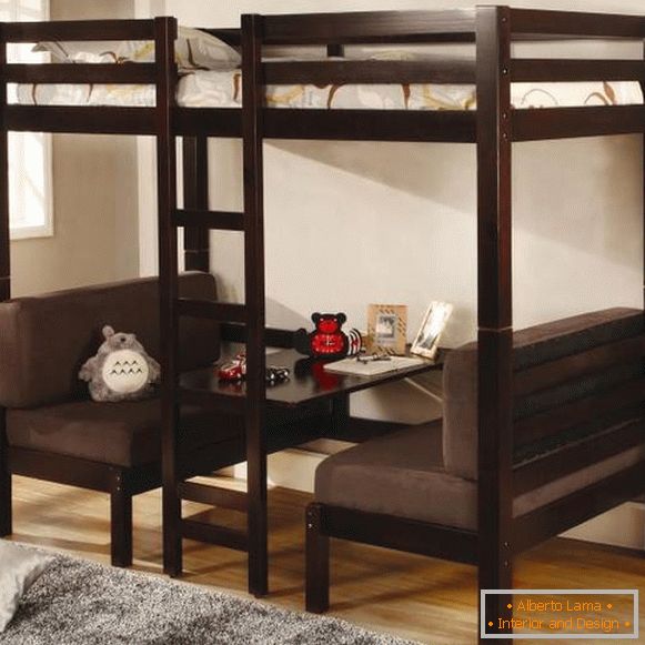 Loft cama com dois sofás no térreo