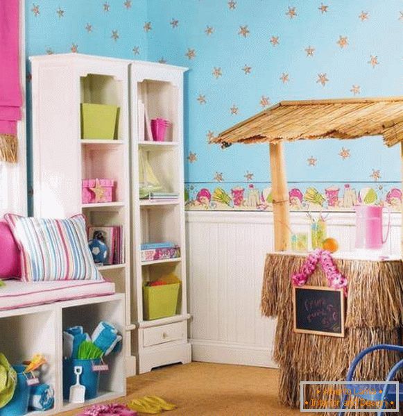 Papéis de parede e painéis cor-de-rosa e azuis nas paredes do quarto das crianças