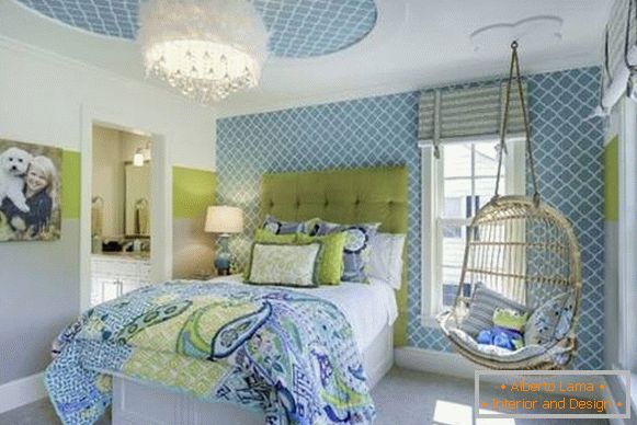 Papel de parede azul em um quarto para uma adolescente