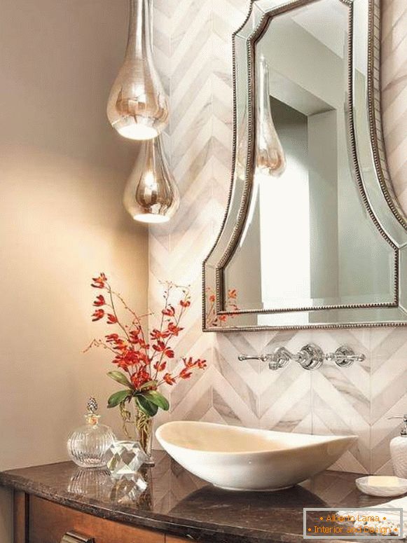 Espelho clássico sobre a pia no banheiro