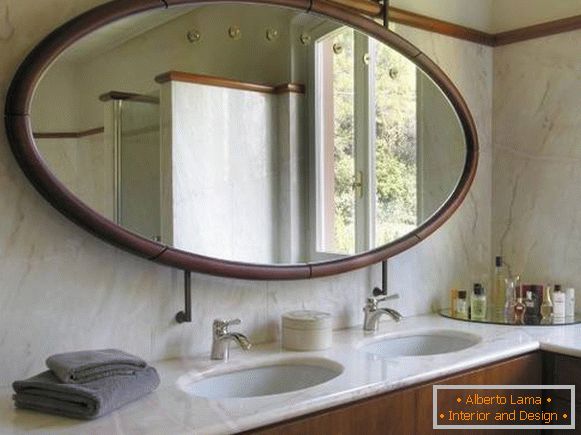 Grande espelho oval no banheiro