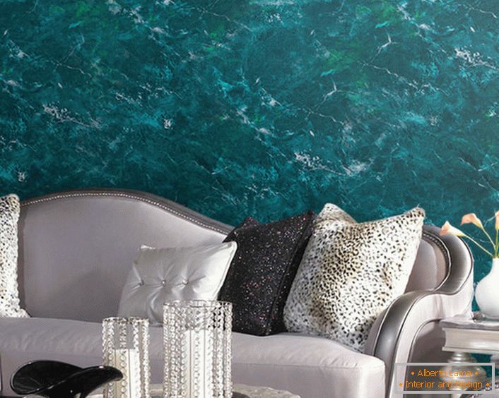 Um magnífico muro sob a estrada de mármore polido, para um interior luxuoso de uma espaçosa sala de estar.
